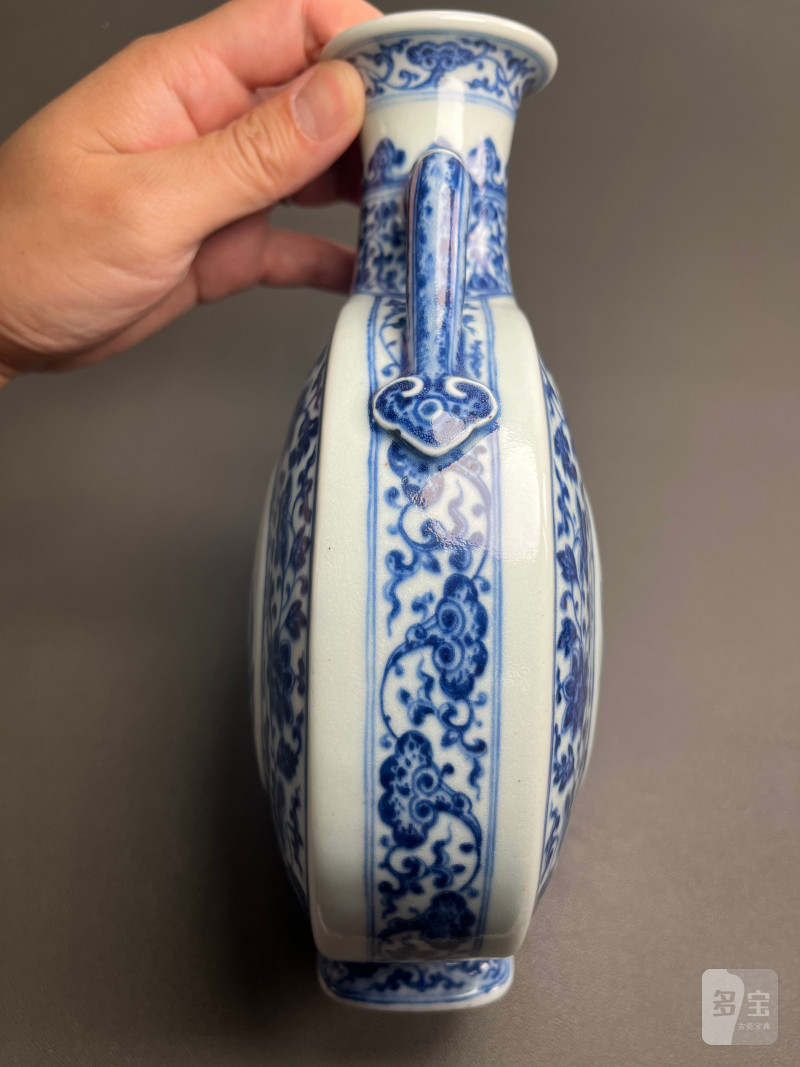 清乾隆  青花缠枝莲杏圆开光福寿纹双如意耳扁瓶 - 图10